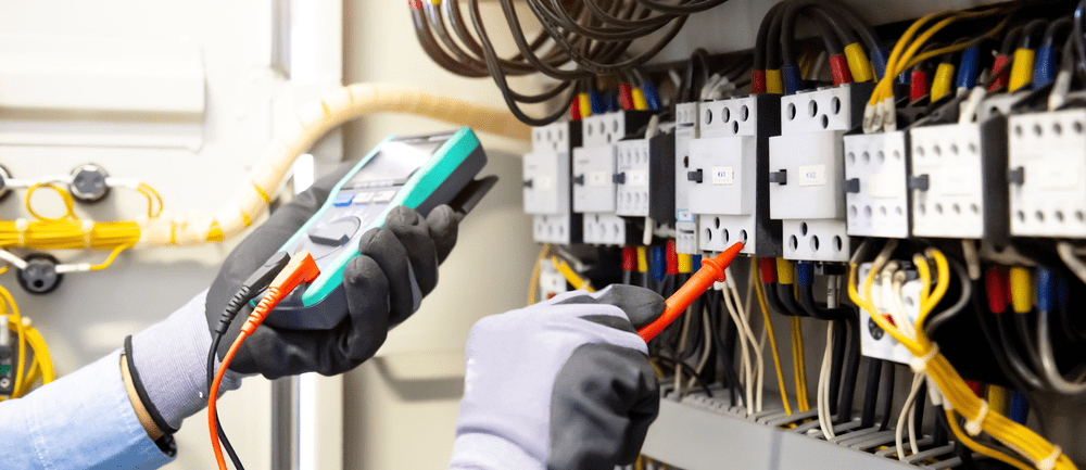 Quelle précaution prendre avant toute intervention sur une installation électrique sous tension ?